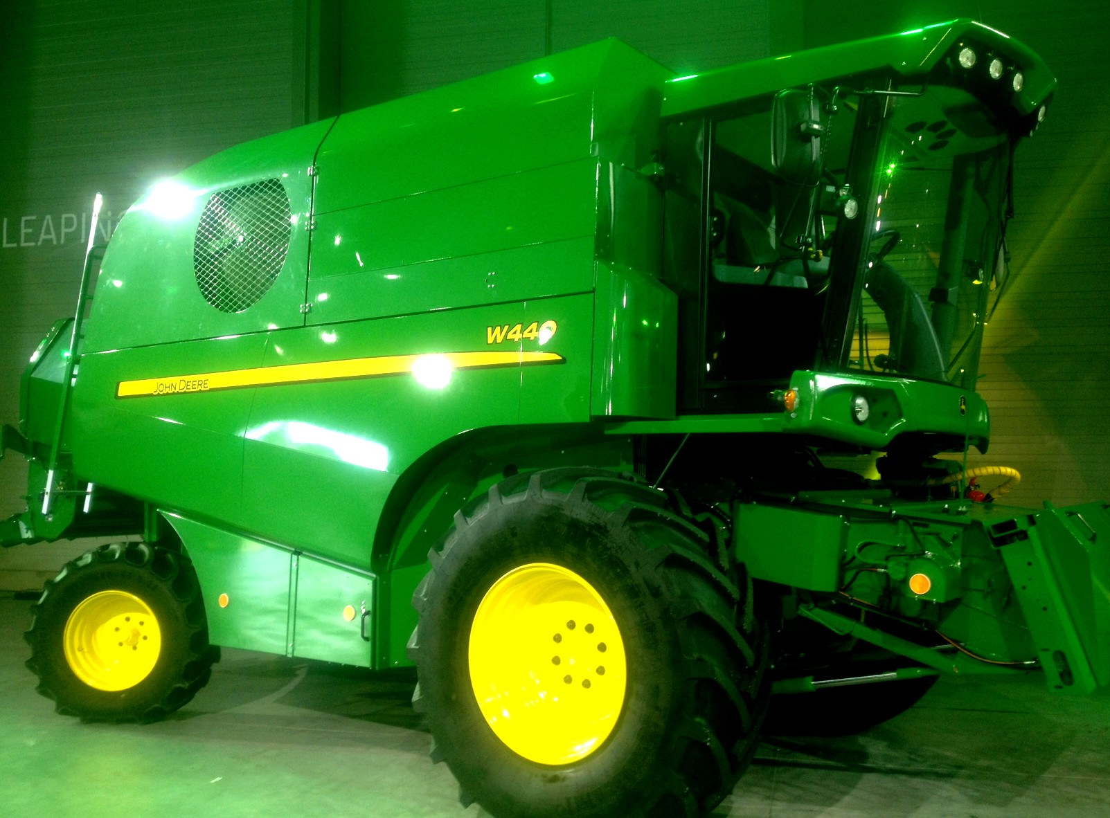 La nouvelle moissonneuse-batteuse  John Deere W440 « made by Sampo » !