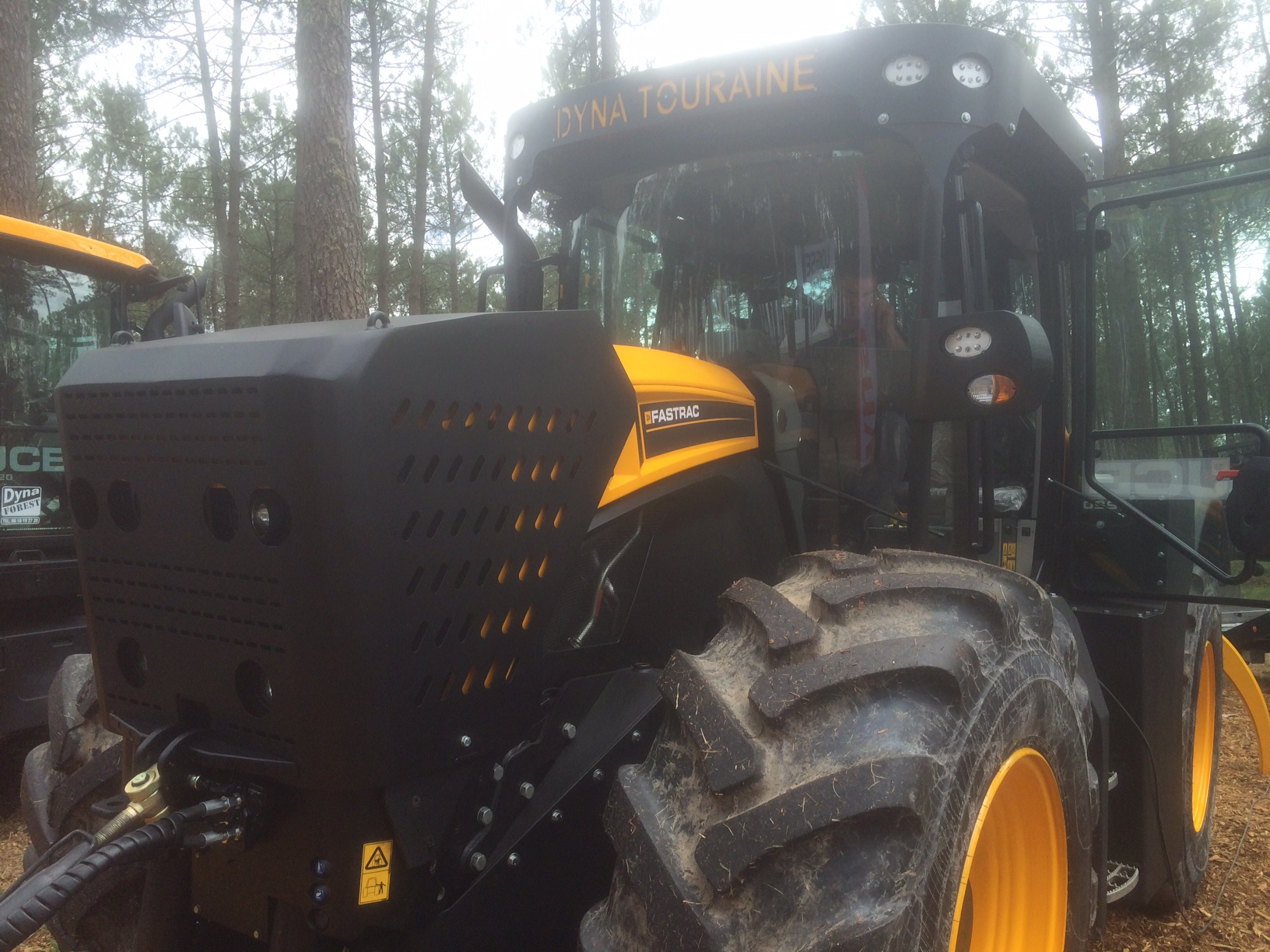 Un JCB 4220 blindé pour travailler en forêt