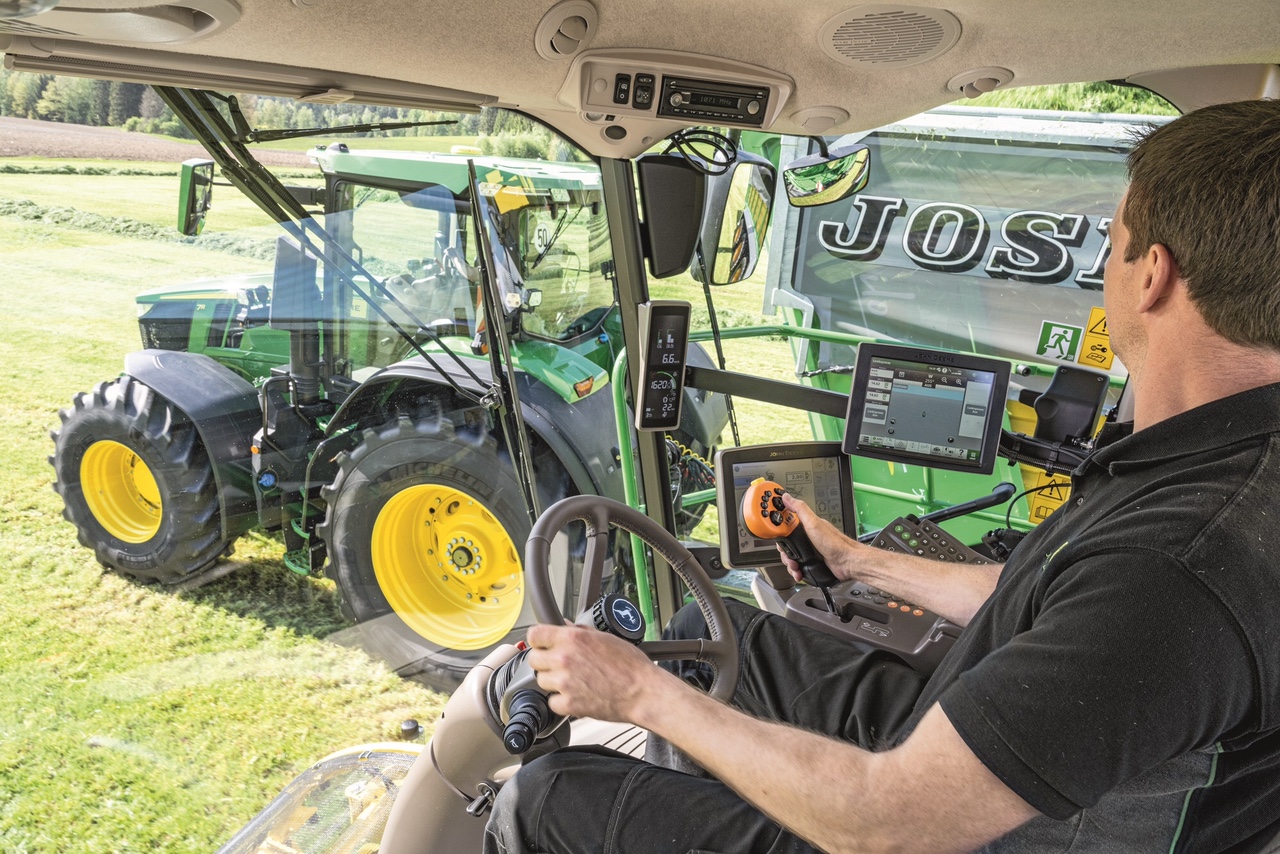 John Deere muscle sa gamme d’ensileuses automotrices