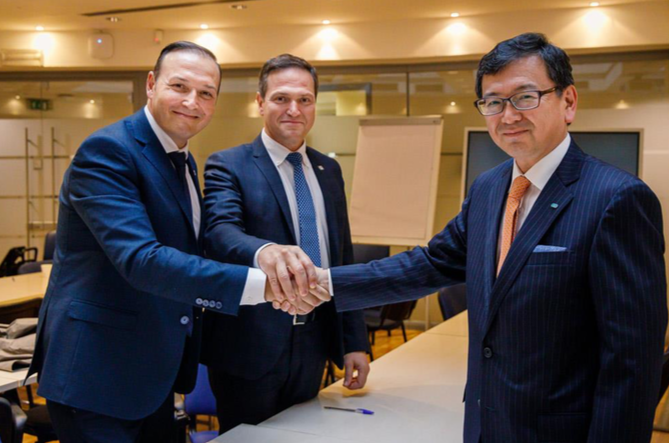 Kubota et KV investissent sur le marché des andaineurs à tapis